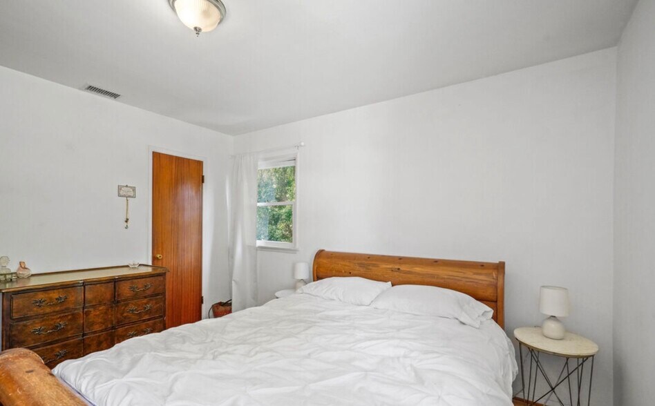 Building Photo - 22712 Leonora Dr