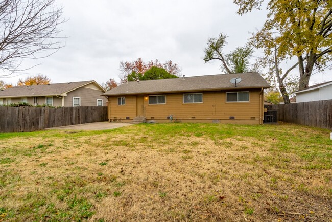 Building Photo - Gorgeous 3 Bed / 2 Bath Home in Tulsa!