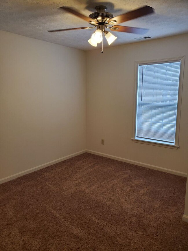 Building Photo - 2 Bedroom, 1 bath apartment Upstairs Unit