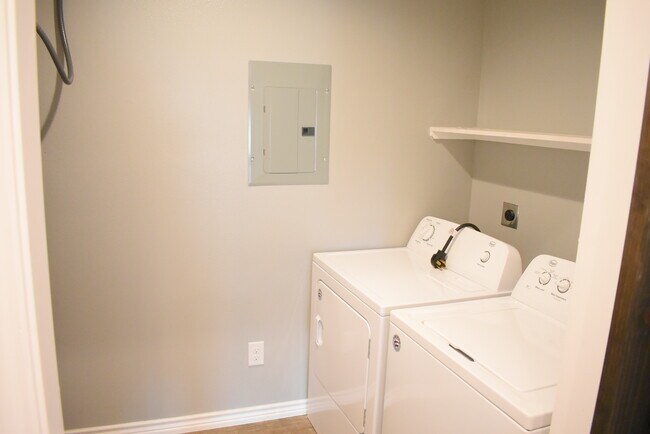 Building Photo - 218 Parrott Dr