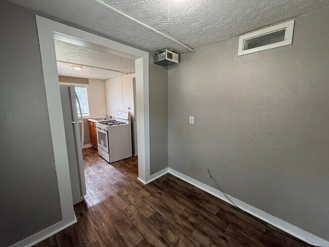 Building Photo - Cozy 1 Bed 1 Bath - Available Now!