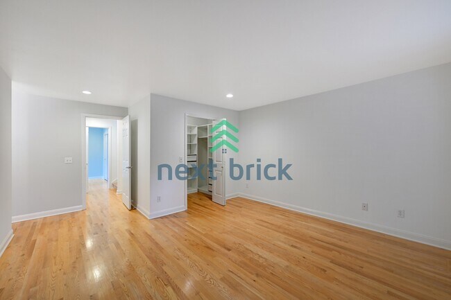 Building Photo - "Charming Victorian-style craftsman 3-Bedroom Townhouse with 2.5 Baths – 1610 Sq Ft of Comfortabl...