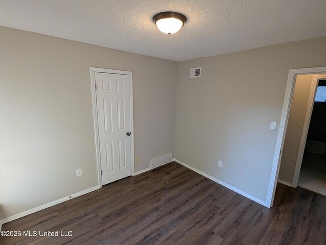 Building Photo - 2705 Magnolia Dr