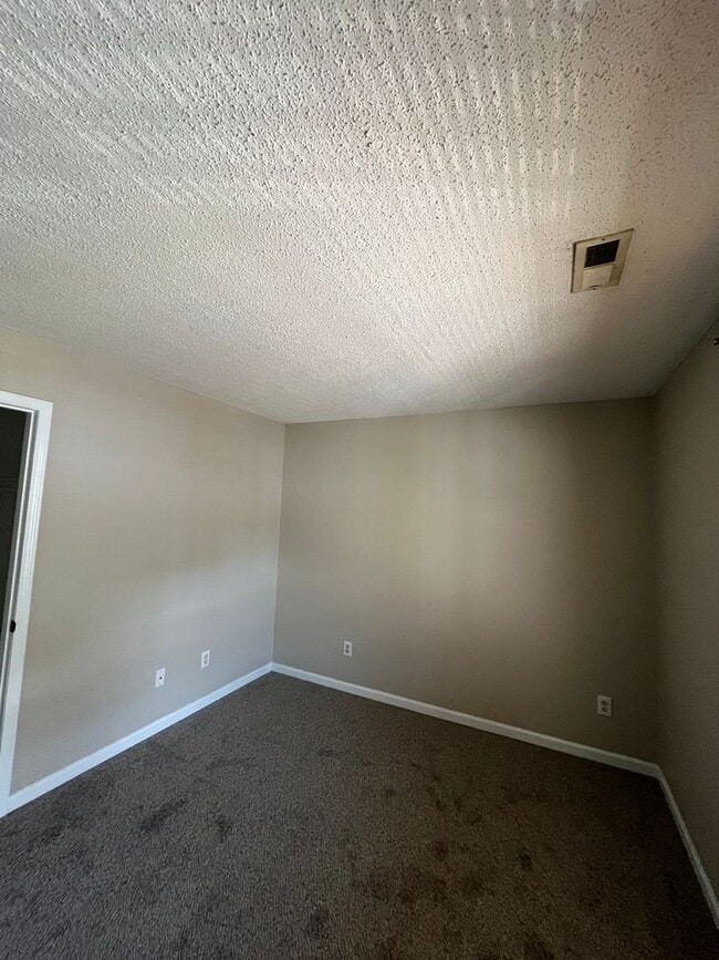 Building Photo - 2 Bedroom, 2 Bath, Third Floor Condo for L...