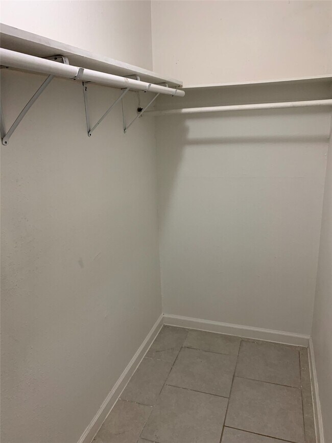 Building Photo - 6519 Sloan St