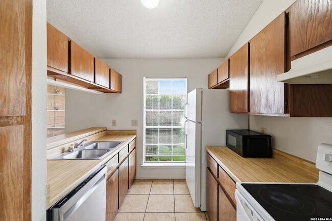 Building Photo - 8918 Fall River Dr