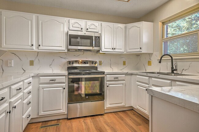 Building Photo - 501 Manor Dr