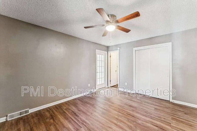 Building Photo - 525 NE Karapat Dr