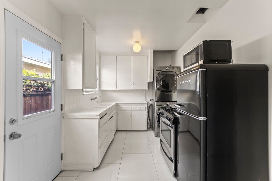 Building Photo - 425 1/2 Venice Way