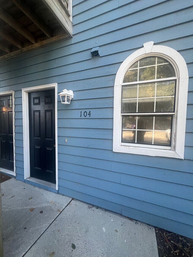 Building Photo - Coming Soon, Ground unit! 2 BR Central Col...