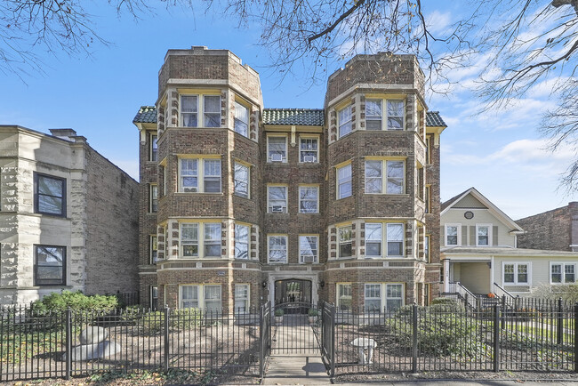 Building Photo - Massive (1255 SF)  2br/1ba in Oak Park's m...