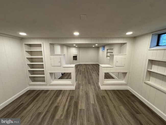 Building Photo - 601 E Lakeshore Dr