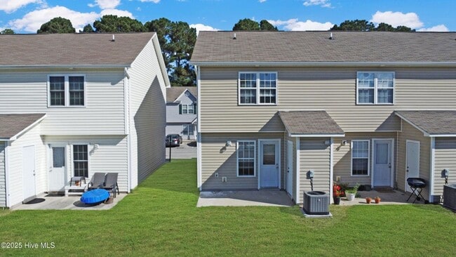 Building Photo - Short Term Townhome Available ASAP!