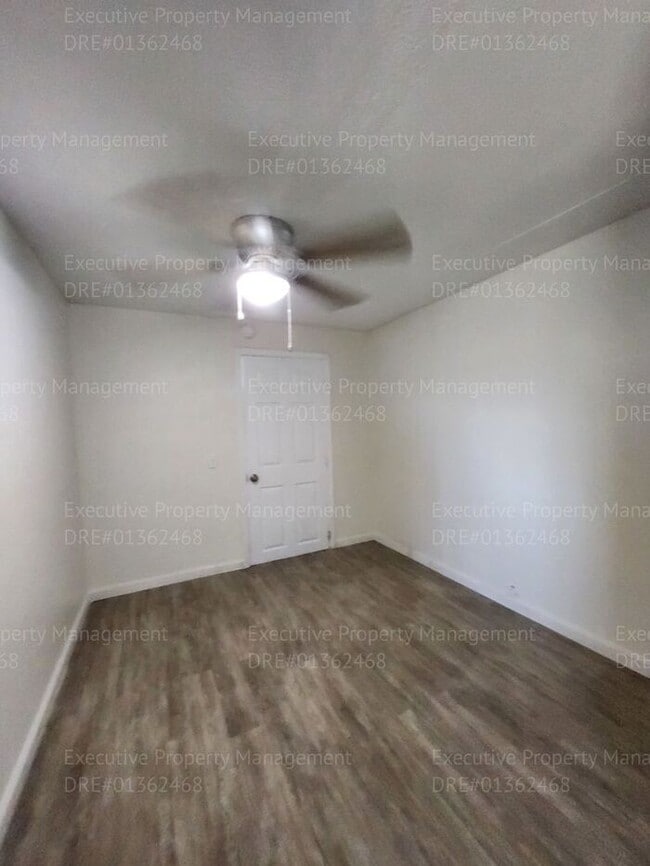 Building Photo - 3 bedroom/ 2 bathroom home