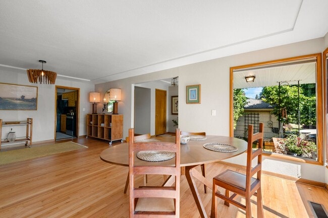 Building Photo - Mid-Century Classic! 3bd/3ba 2700 sf Short Term- FULLY FURNISHED!