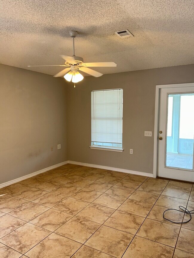 Building Photo - Cute 2/2 with garage and a nice size Flori...