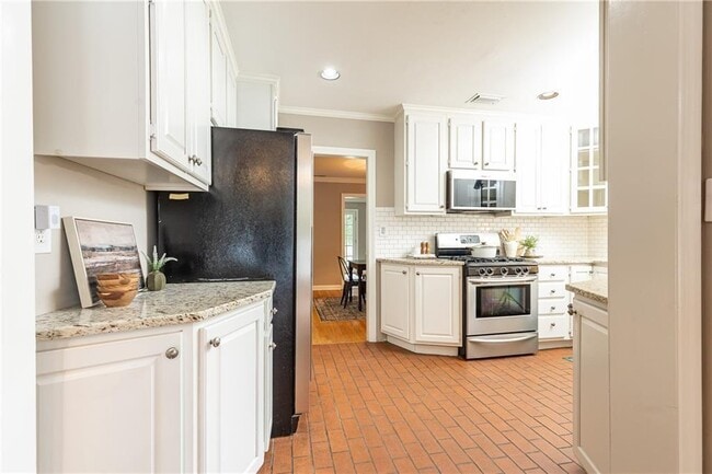 Building Photo - 1311 Roxboro Dr NE