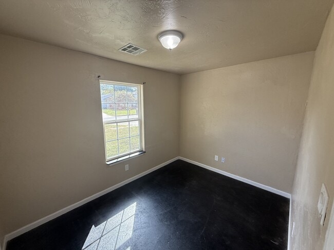 Building Photo - 408 W 7th St