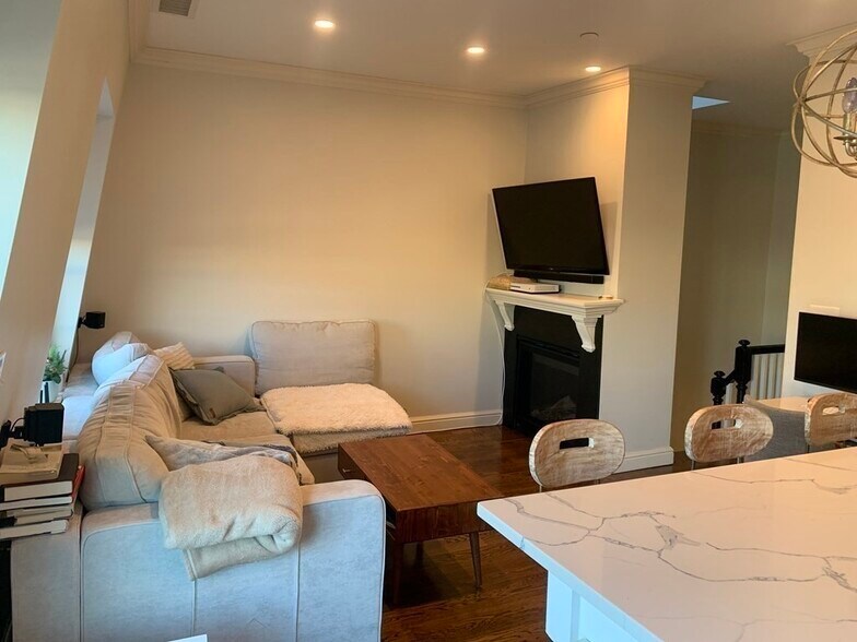 Building Photo - 31 Brighton St