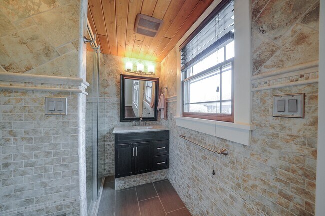 Building Photo - 1123 E 7th St