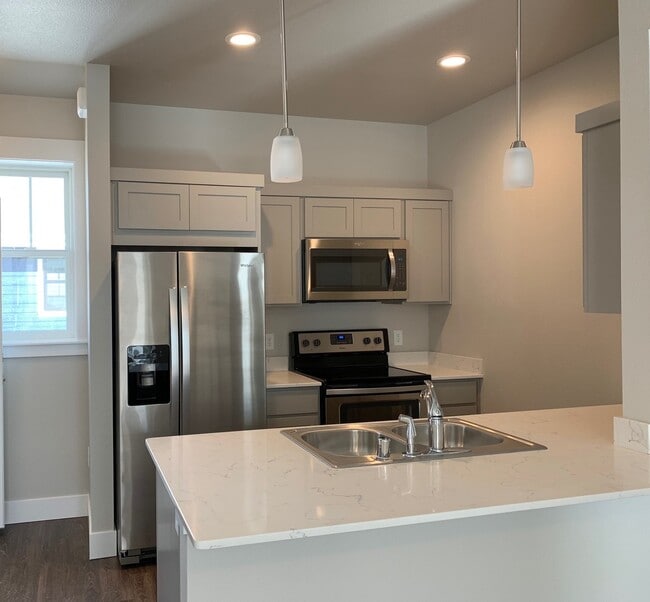 Building Photo - High End, 1 Bedroom Apartment