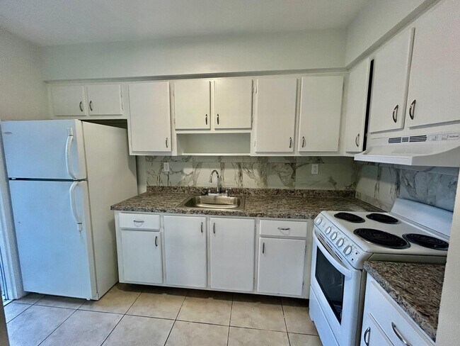 Building Photo - 7511 Venetian St