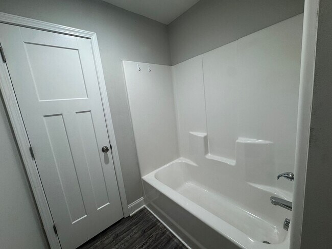 Building Photo - Spacious five bedroom, two bathroom home steps from WKU