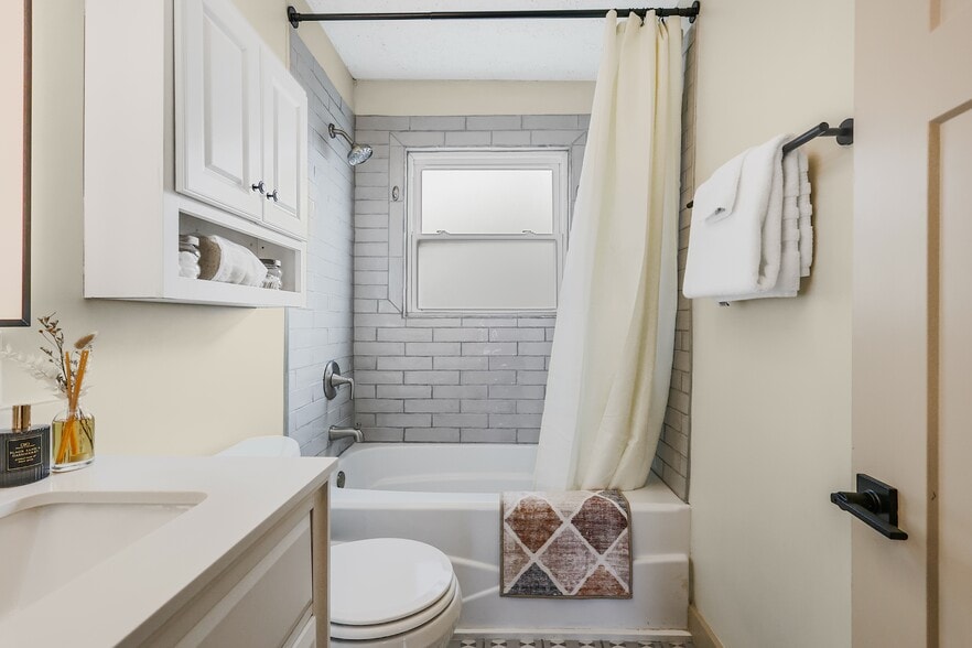 Building Photo - 1700 Kirby Dr