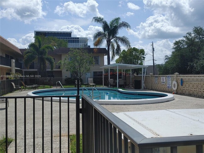 Building Photo - 421 NE 1st St