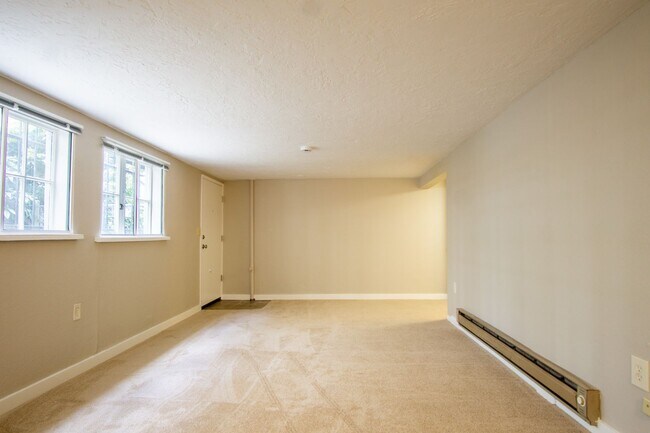 Building Photo - Great NW Location: Spacious 1 Bedroom Ready Now!