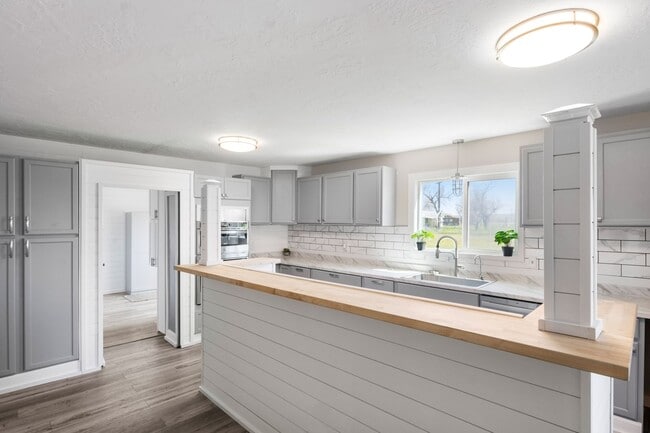 Building Photo - 5 Bedroom Home with Land in Hardin, MT FOR...