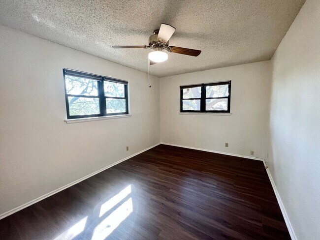 Building Photo - 9100 Tourney St