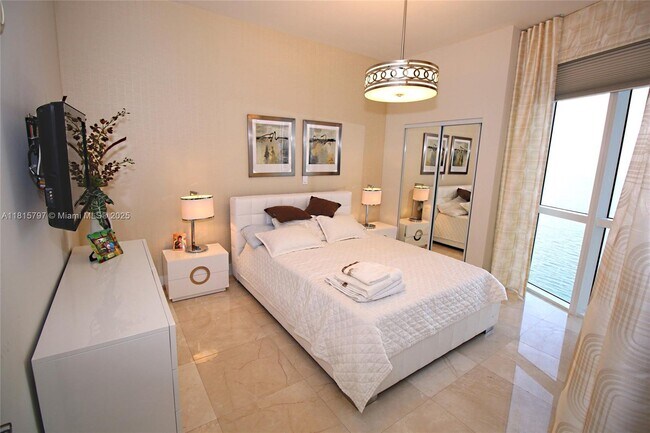 Building Photo - 15901 Collins Ave