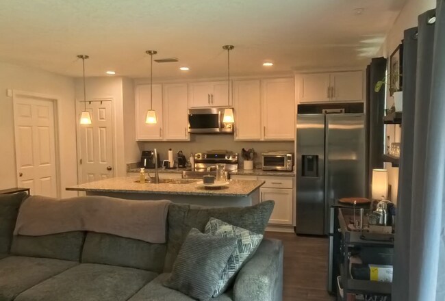 Building Photo - "Charming 3-Bed, 2-Bath Home Oasis in Jacksonville's Heart!"