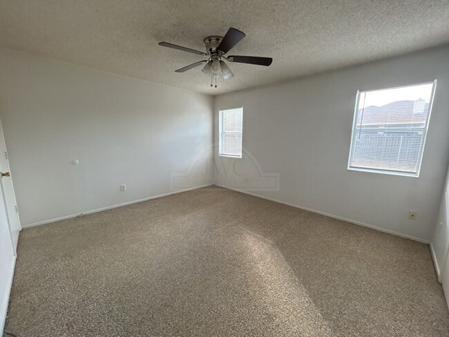 Building Photo - **2 WEEK FREE RENT***3103 Thoroughbred, Ki...