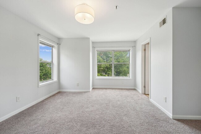 Building Photo - Beautiful 2-bedroom condo!