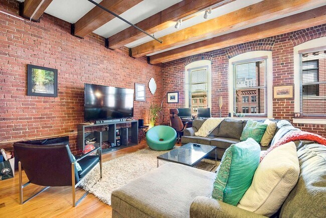 Building Photo - 33 Sleeper St