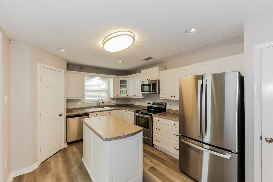 Building Photo - 6003 Cool Springs Dr