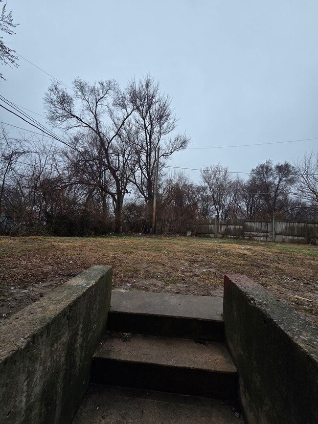 Building Photo - Renovated duplex