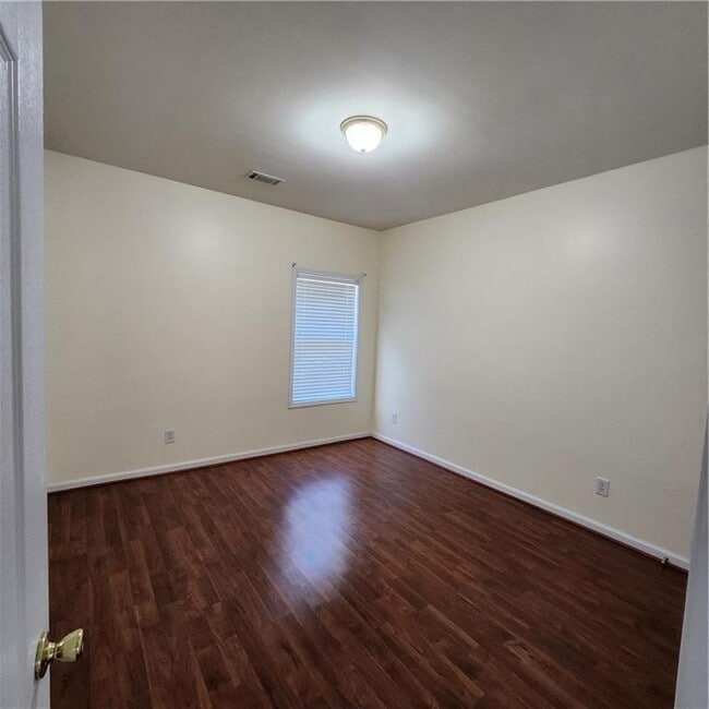 Building Photo - 1202 St James Pl