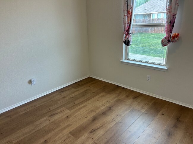 Building Photo - 280 La Dera Dr