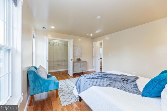 Building Photo - 2231 Otis St NE