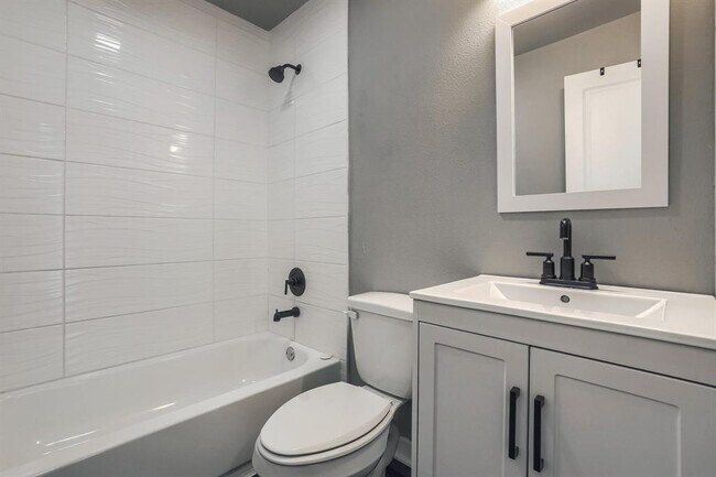 Building Photo - 5909 Lago Vista Way
