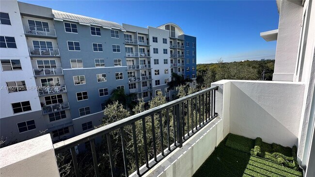 Building Photo - 2401 NE 65th St