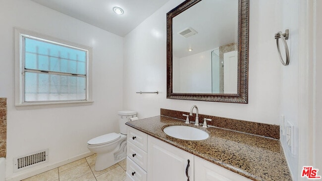 Building Photo - 1107 S Bundy Dr