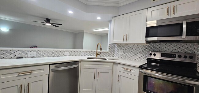 Building Photo - 400 Scotia Dr