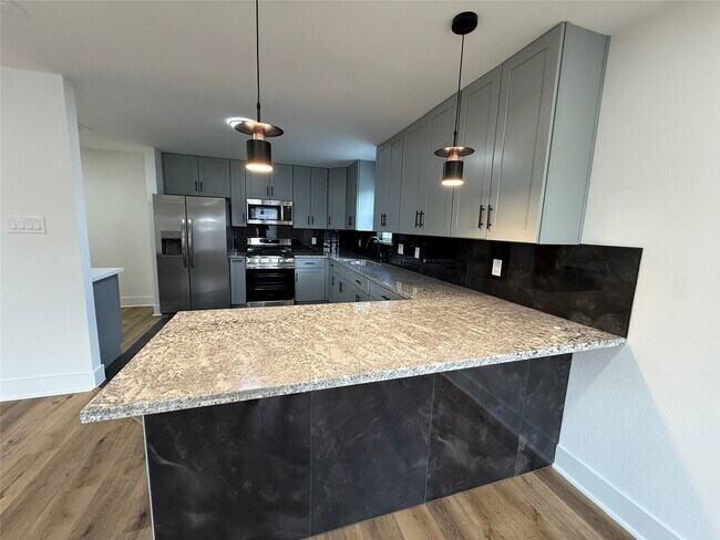 Building Photo - 611 N Eastwood St