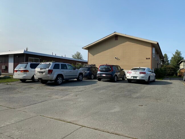 Lots of parking - 917 E 46th Ct