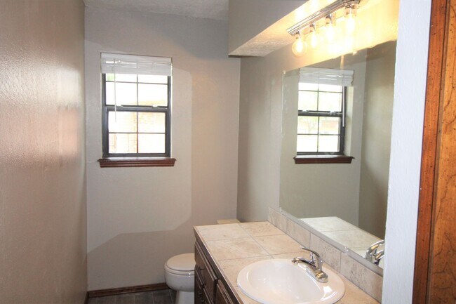Building Photo - 223-225 Skylark Ct