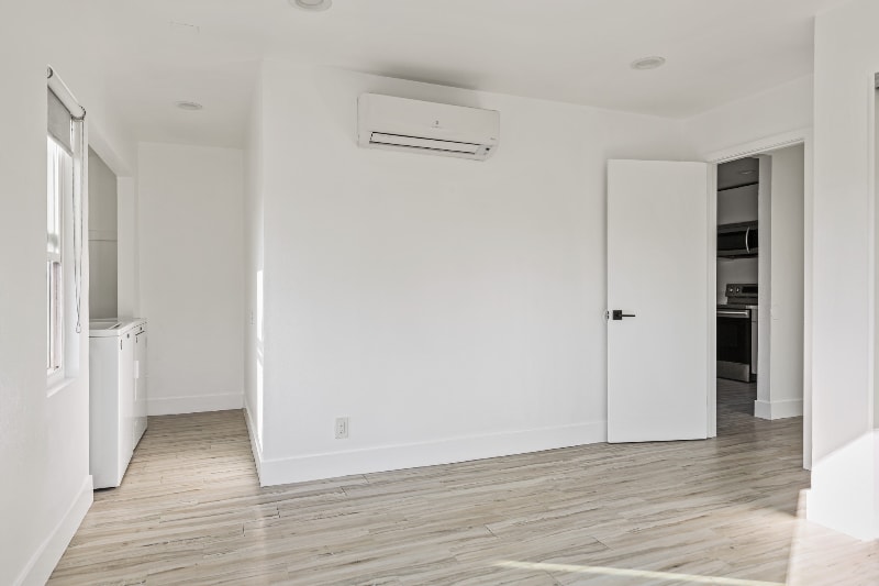 Building Photo - 850 N Van Ness Ave